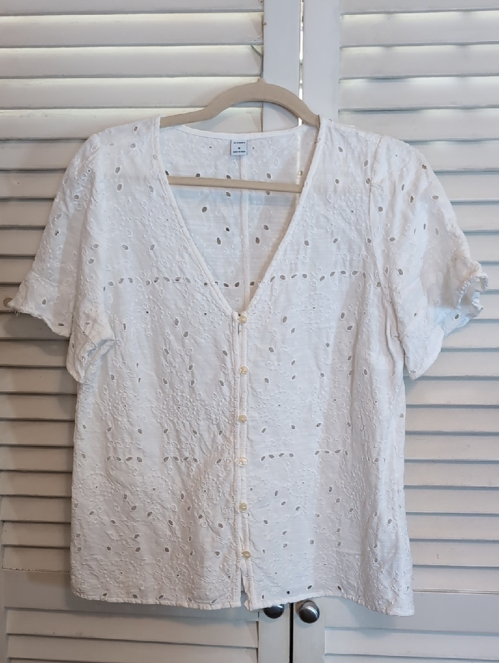 Old Navy Women’s White Eyelet Button-Front Top Size M
